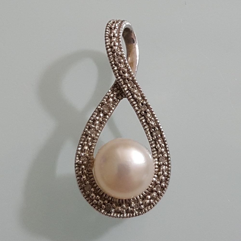 Pearl and silver infinity pendant.